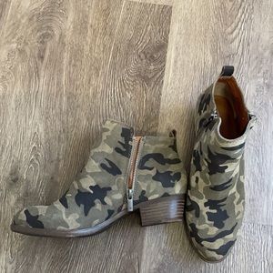 Like new Lucky camo booties size 8.5W